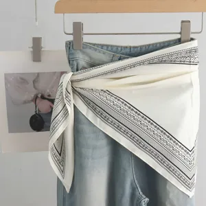 Modische Damen geschichteter Rock Gürtel Dreiecksschal mit blauen Jeans Trendiges Set