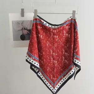 Vintage κόκκινο μαντήλι τριγωνικό με γεωμετρικό περίγραμμα, κομψό αξεσουάρ μαλλιών.