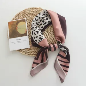 Veelzijdige satijnen vierkante sjaal met luipaard- en streeprint. Elegante halsdoek.