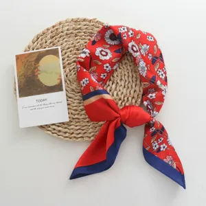 Stijlvolle elegante rode kleine satijnen sjaal met bloemenprint en blauwe contrastrand.