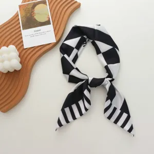 Schwarz-weisses geometrisches Seidentuch im Detail, elegantes Halstuch Accessoire.