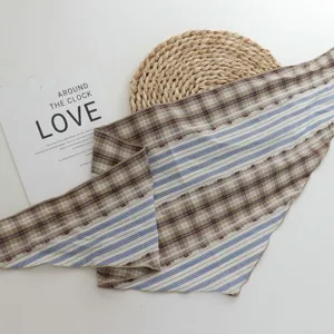 Detailansicht des künstlerischen Patchwork-Dreischeiertuchs mit Karro- und Streifenmuster.