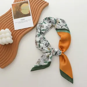 Schickes kleines Blumen Seidentuch für Damen, eleganter Halstuch und vielseitiges Accessoire.