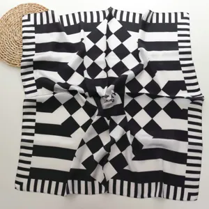 Schwarz-weißer geometrischer Seidenschal, elegantes quadratisches Tuch für Damenstil.