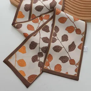 Elegante zijden sjaal met herfstbladprint, veelzijdige haarband en nekaccessoire.