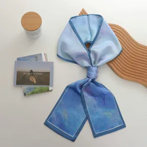 Detail van blauwe gegradueerde smalle zijden sjaal, elegant accessoire voor dames.