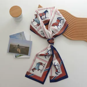 Elegante bufanda de seda estrecha con estampado clásico de caballos, ideal para cabello o cuello.