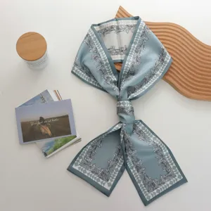Elegante blauwe smalle zijden sjaal met bloemen- en geometrische print, veelzijdige haarband en taslint.