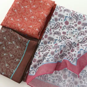 Gedetailleerd overzicht van vintage paisley zijden sjaals, zachte lichte bandana's voor dames.
