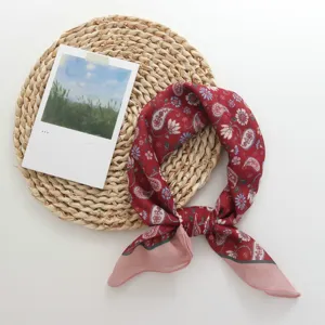 Detail rode vintage paisley kleine vierkante zijden sjaal, zachte halsdoek en elegante zomerhaarband.