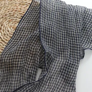 Nahaufnahme Detail eines japanischen blau-weißen karierten Leinentuchs mit feiner Textur.