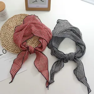 Detailansicht des leinenen Karo-Dreieckscarfs im japanischen Stil, atmungsaktives Tuch.