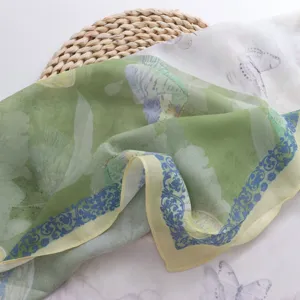 Retro bloemige vierkante sjaal met blauwe barokke rand, zacht tencel katoen voor vrouwen.