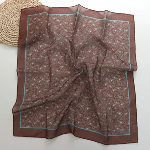 Retro paisley print bruin klein vierkant sjaaltje zijde haarband detailweergave voor dames mode.