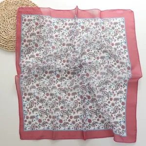 Vintage paisley vierkante dames sjaal, lichte zachte hoofddoek voor zomerse outfits.