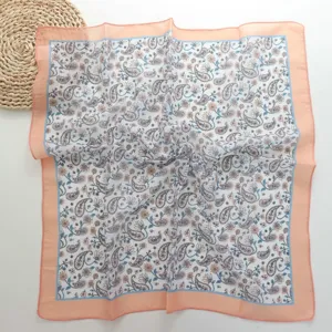 Retro paisley vierkante sjaal, lichtgewicht zomerdasje voor stijlvolle zomerse outfits.