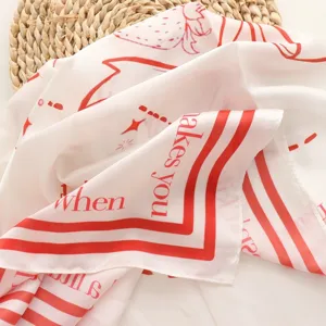 Chique witte rode bedrukte zijden sjaal, stijlvolle vierkante halsdoek voor dames lente mode.