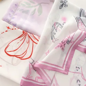 Chic bedrukte zijden vierkante sjaal detail, lichte roze en paarse mode halsdoek.