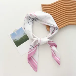 Detail van de zijden vierkante sjaal, elegant roze wit abstract patroon chique halsaccessoire.