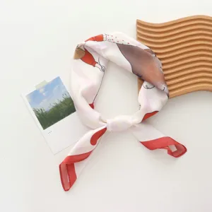 Detailopname van de chique 70cm zijden sjaal met artistieke print, perfect als halsdoek.