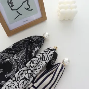 Sciarpa di seta stretta chic con fibbia magnetica di perla, foulard alla moda per donna.