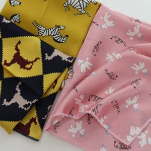 Foulard carré en simie-soie chic avec des motifs tendance de zèbre, argyle et caniche.