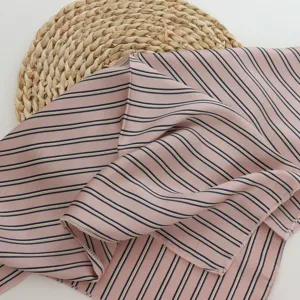 Foulard carré rayé rose pour femme, bandeau de cheveux élégant et foulard de cou chic.