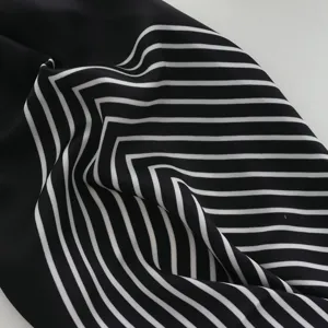 Primo piano dettagliato della classica trama di tessuto per sciarpa di seta a righe.