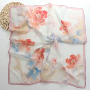 Detailopname van een vintage vierkante sjaal van 70x70 cm met prachtig bloemenprint en roze rand.