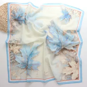 Retro blauwe esdoornblad print vierkante sjaal, zachte stof detail, elegante dames accessoire