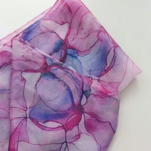 Élégante écharpe longue transparente pour femme avec imprimé floral aquarelle rose violet.