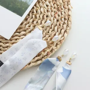 Élégantes boucles d'oreilles en ruban de tissu floral avec perles iridescentes, accessoires doux.