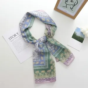 Élégant long foulard en soie avec imprimé éléphants et palmiers, accessoire d'été léger.