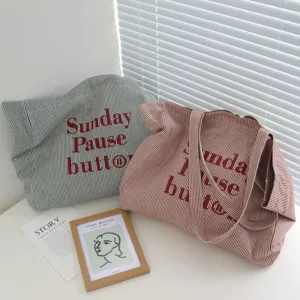 Nahaufnahme der gestreiften Canvas Tragetasche im lässigen großen Schultertaschen Design.