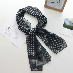 Élégant long foulard en mousseline à pois noirs et blancs, idéal pour la protection solaire.