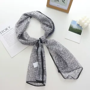 Élégant long foulard en mousseline pour femme à imprimé abstrait gris idéal pour l'été.