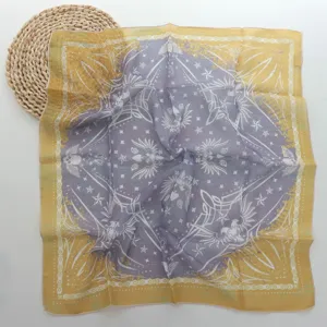 Pañuelo cuadrado de estilo retro con un diseño único de color amarillo y morado, accesorio.