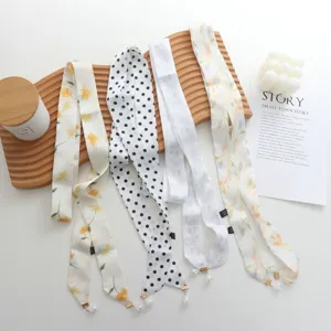 Ensemble foulard bandeau et ceinture fine en soie multicolore avec pendentif perle élégant.