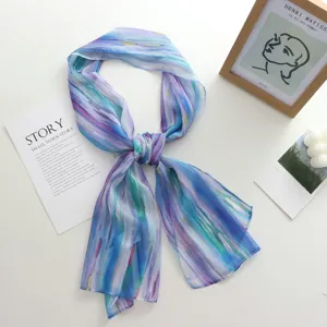 Élégant long foulard en mousseline imprimé abstrait bleu violet, protection solaire été.