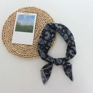 Vista detallada del pañuelo cuadrado pequeño de algodón y lino con estampado de cachemira.