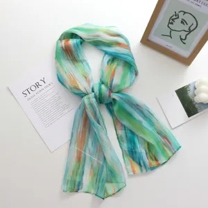 Long foulard de cou en mousseline pour femme, imprimé abstrait élégant, léger et estival.