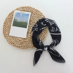 Pañuelo bandana de algodón y lino estampado en blanco y negro para mujer accesorio elegante.