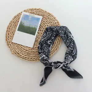 Pañuelo cuadrado bandana con estampado paisley en blanco y negro, bufanda de algodón versátil.