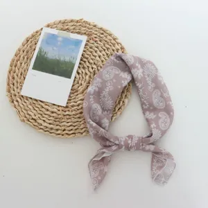 Vista detallada de un pañuelo cuadrado vintage de algodón lino con patrón paisley.