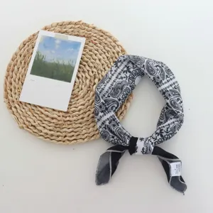Pañuelo bandana cuadrado con patrón de cachemira en blanco y negro, muy versátil.