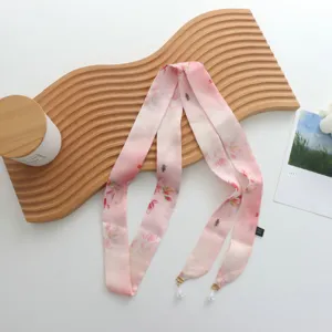 Écharpe ruban à fleurs rose avec pendentifs perles, bandeau de fée doux et accessoire de mode.