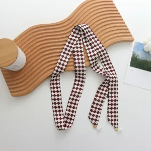 Foulard bandeau en soie carreaux marron et blanc avec pendentifs perles pour femmes.