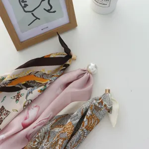Chique zijden sjaal nek lint met parel magnetische gesp, elegante dagelijkse haaraccessoire.