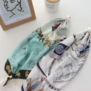 Chique bedrukte zijden sjaal met magnetische parelgesp, veelzijdige haarband en nekaccessoire.