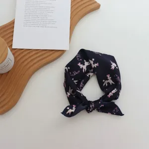 Chic petit foulard imitation soie bleu marine avec imprimé caniche mignon pour femmes.